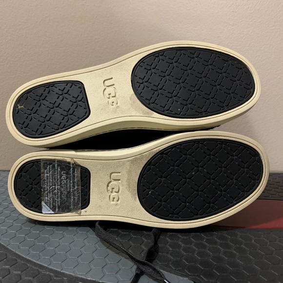 Ugg lace up boot with fur lining inside - Picture 2 of 4